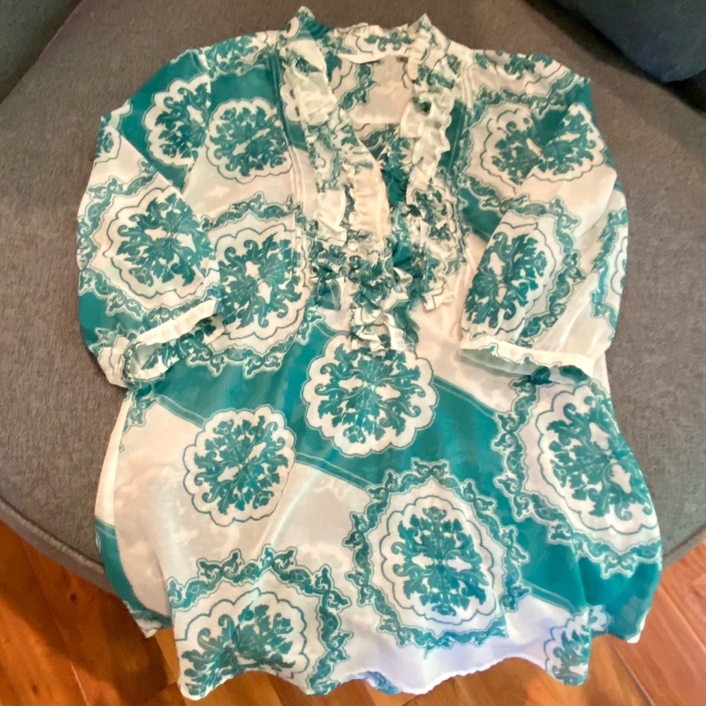 New York & Company Floral Teal White Size M Buttons V-Neck Ruffles & 3/4 Sleeve